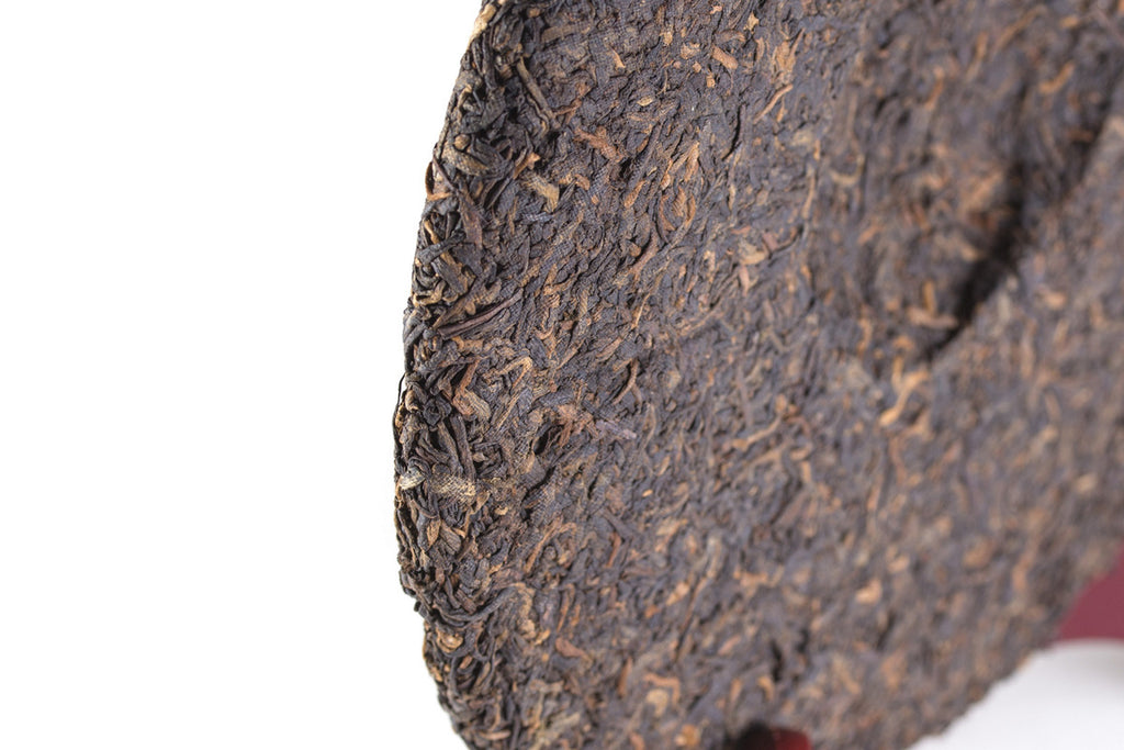 Pu-erh maduro Gongting de grau imperial, feito de folhas jovens, rebentos e abundantes botões de chá