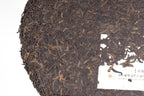 Pu-erh Gu Yi Gongting, com notas de chocolate, frutos de casca rija, frutos secos, especiarias orientais e casca de carvalho