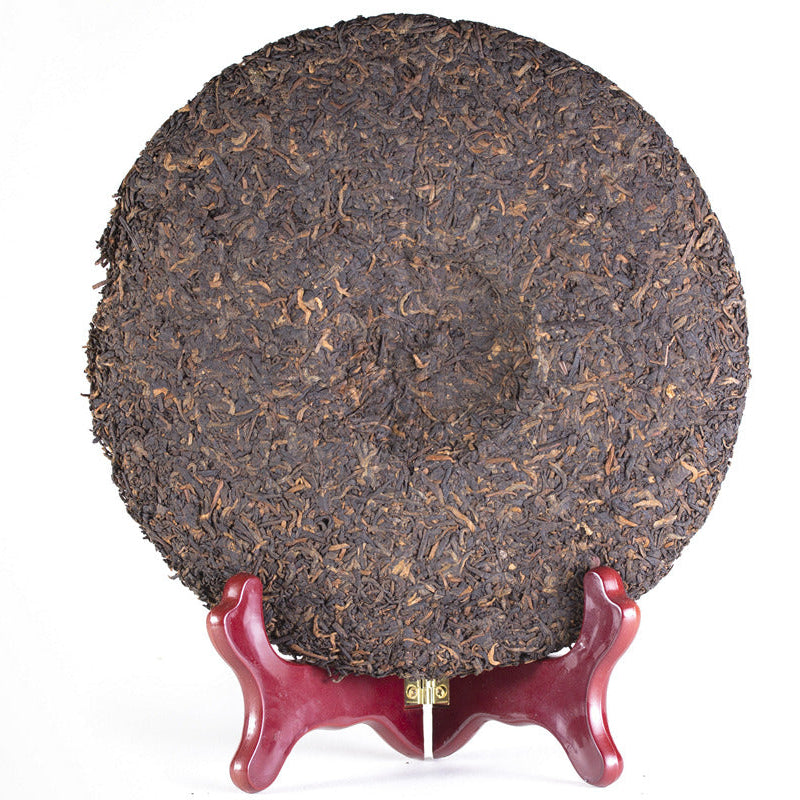 Pu-erh maduro Gu Yi Gongting Zhenpin de 2016 preparado pelo método gongfu, com infusão castanha-escura